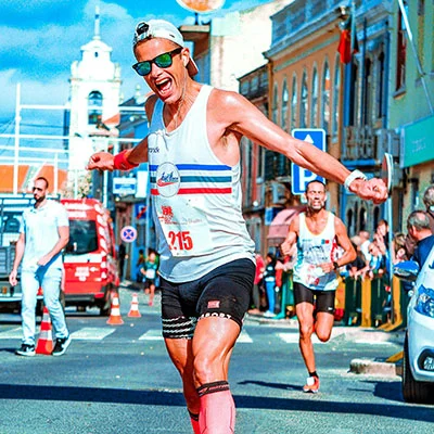 西班牙著名的金色宫殿正在变成紫色，现在我们知道原因了：